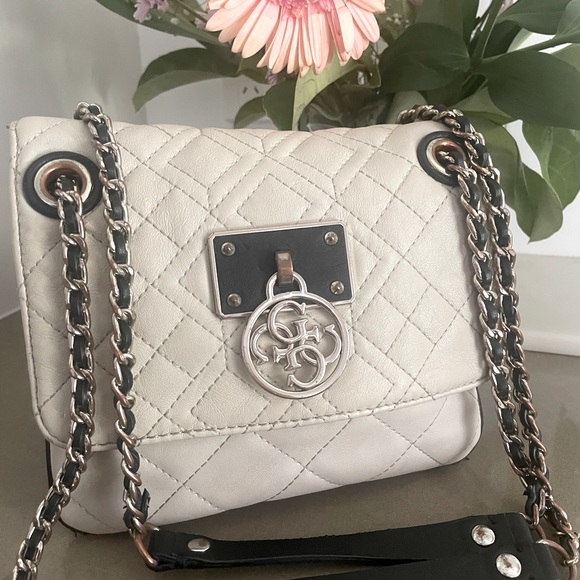 BLACK AND WHITE SMALL GUESS HANDBAG! - Picture 4 of 5